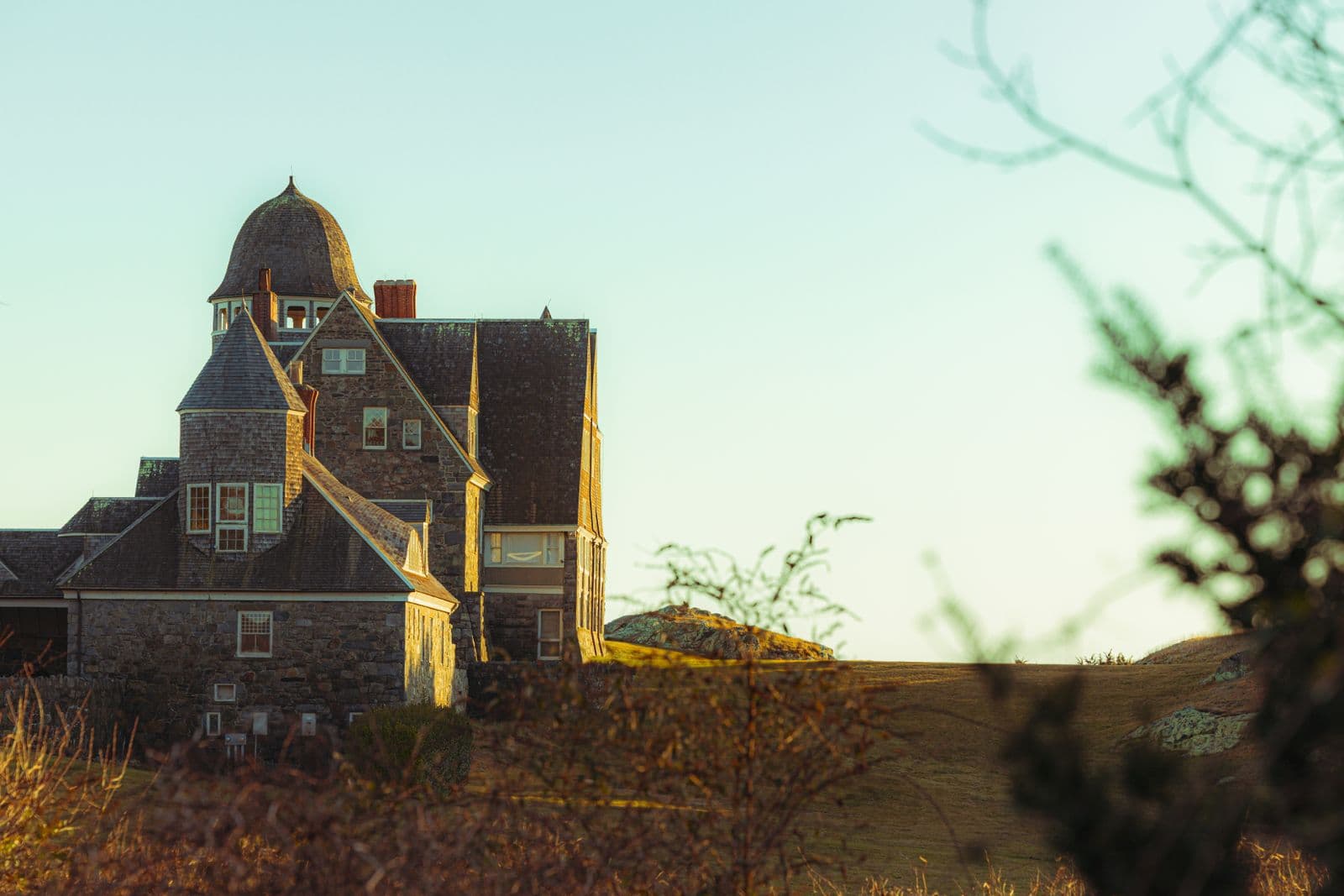 Historic shingle-style estate overlooking the coast in Suffolk County